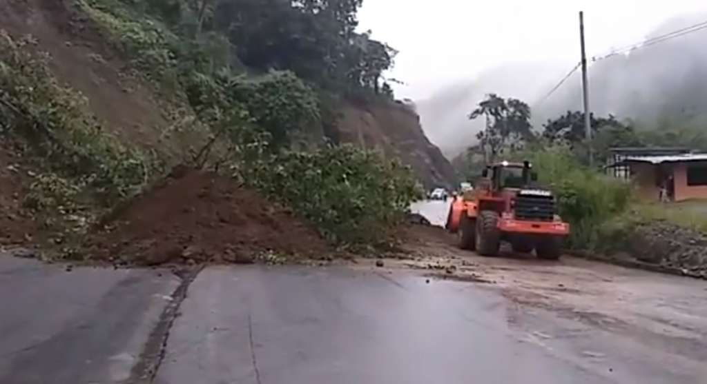 Vía Alóag-Santo Domingo cerrada por deslizamiento de tierra
