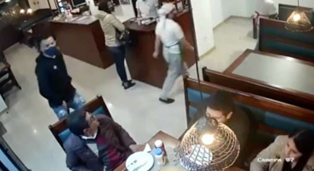 Pareja de delincuentes amedrentaron a clientes en pizzería de Quito