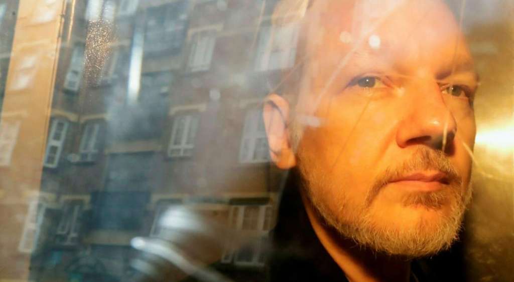 Ecuador deja sin efecto naturalización de Assange
