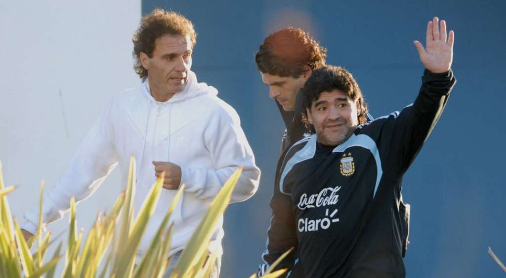 La anécdota en donde Maradona repartió el pavo de Navidad con las manos