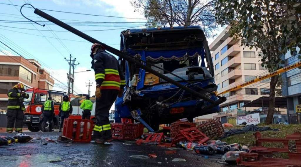 Choque entre bus urbano y tráiler deja cinco heridos en Quito