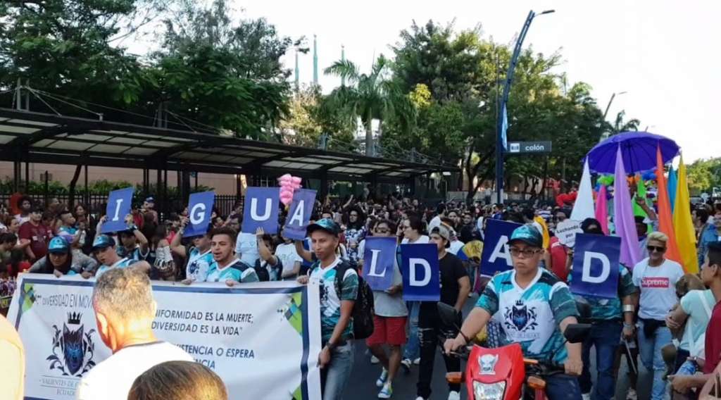 Guayaquil de colores por el desfile del orgullo GLBTI