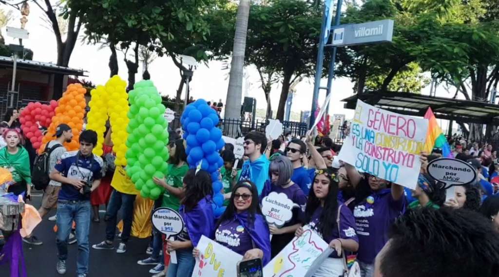Guayaquil de colores por el desfile del orgullo GLBTI