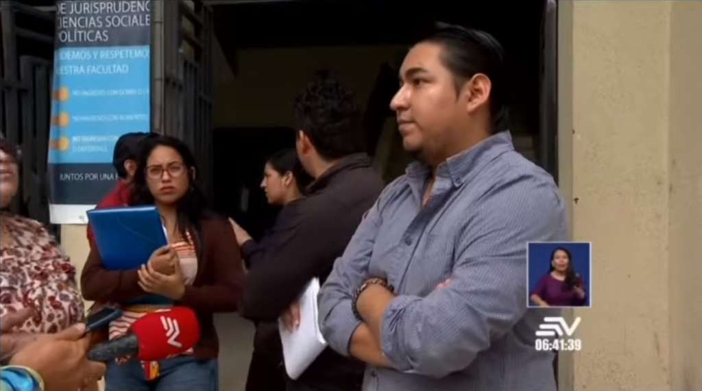 Estudiantes de Leyes reclaman sus títulos en la U. de Guayaquil