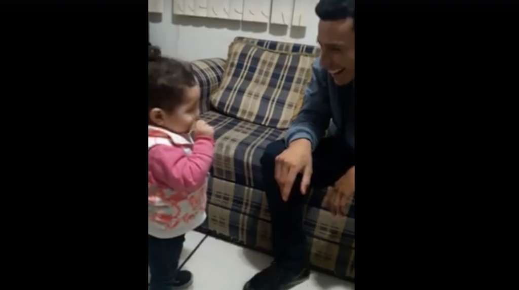Niña de 2 años le ‘habla’ a su padre sordo con lenguaje de señas