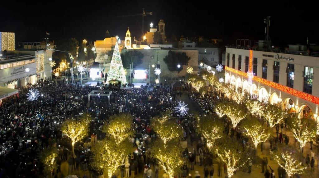 Una multitud acude a Belén por Navidad y Europa festeja pendiente de su seguridad