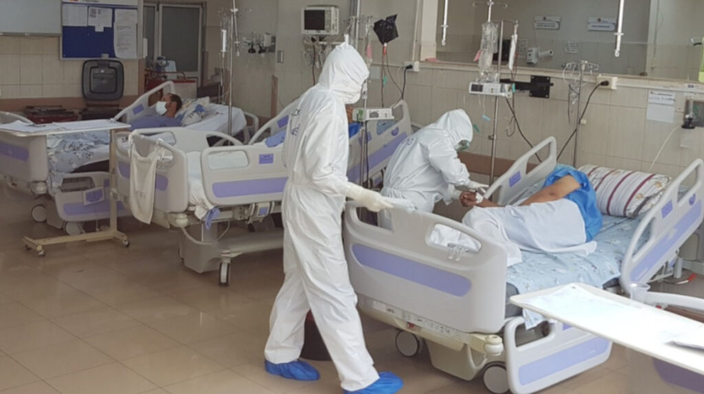 Los hospitales en Quito continúan desbordados ante la COVID-19