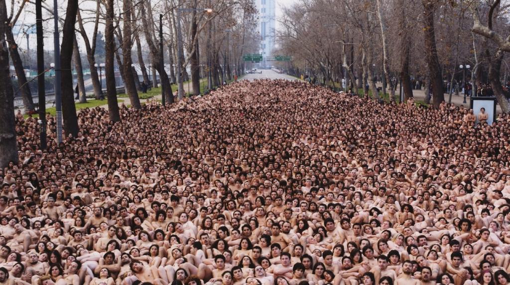Spencer Tunick convoca a 100 mujeres desnudas para sorprender a Donald Trump