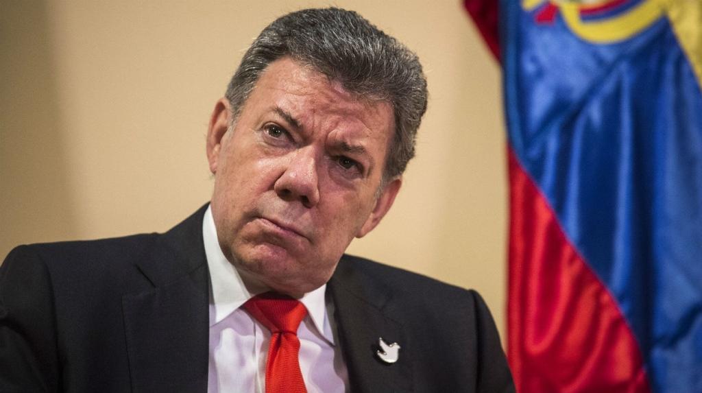 Santos dice que se ríe de personas que recogen firmas para que siga la guerra
