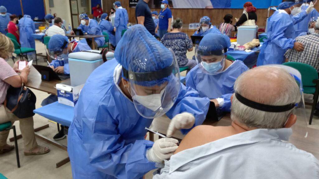 Ecuatorianos que se vacunaron en el exterior podrán registrarse en el CNE