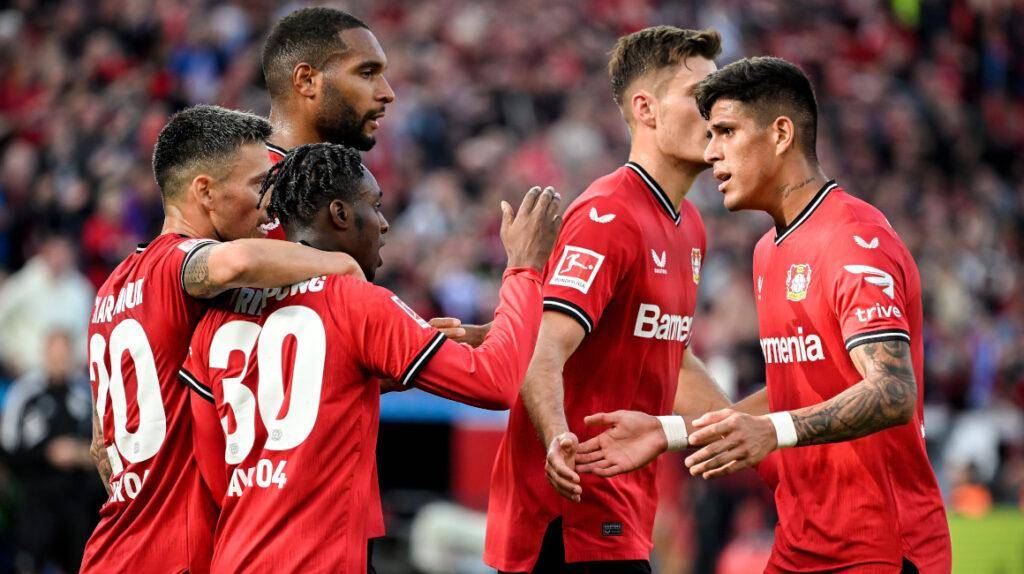 Piero Hincapié anotó un nuevo gol pero salió expulsado en goleada sufrida del Bayer Leverkusen