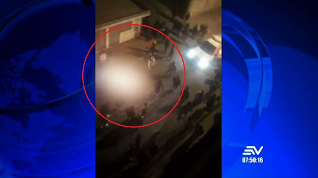 Golpean y queman a dos acusados de robo en Quito