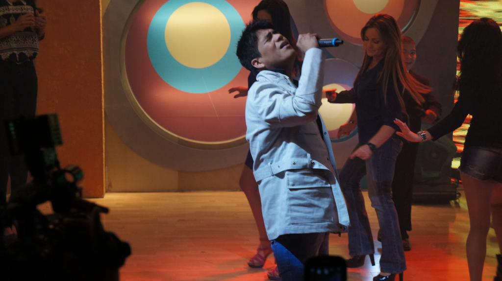 Óscar Junco cantó junto a su ídolo Américo