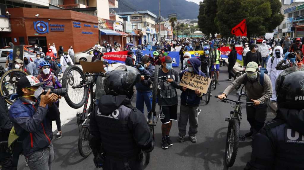 Estudiantes de Universidad Central de Quito protestan por recorte presupuestario