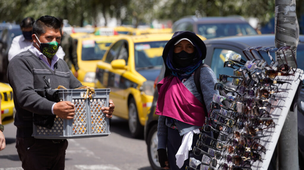 Economía ecuatoriana trata de resurgir entre la crisis