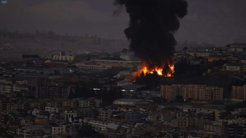 Incendio estructural se registró al norte de Quito