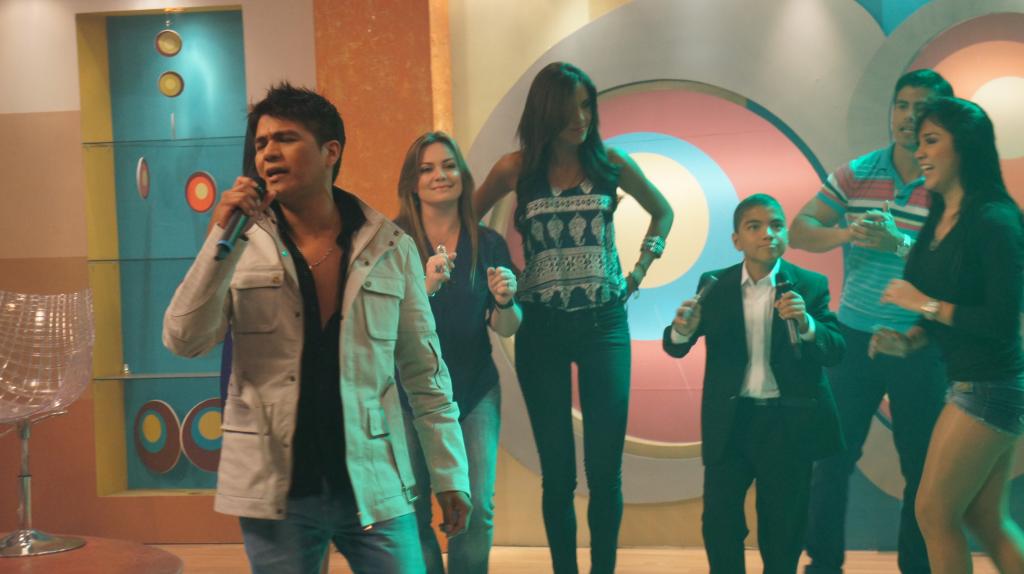 Óscar Junco cantó junto a su ídolo Américo