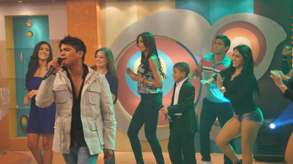 Óscar Junco cantó junto a su ídolo Américo