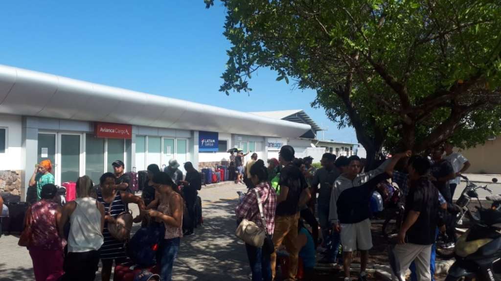 Inician vuelos para retorno de cerca de 600 turistas desde Galápagos