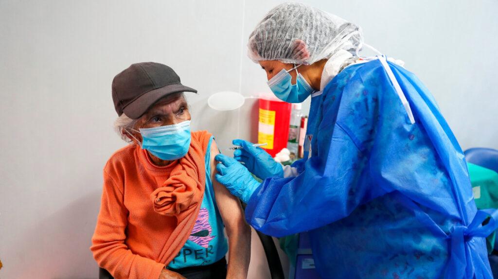 Cuándo aplicarse la segunda dosis de vacuna contra COVID-19, según el fabricante