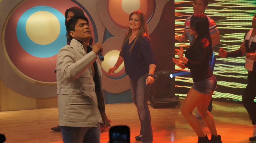 Óscar Junco cantó junto a su ídolo Américo