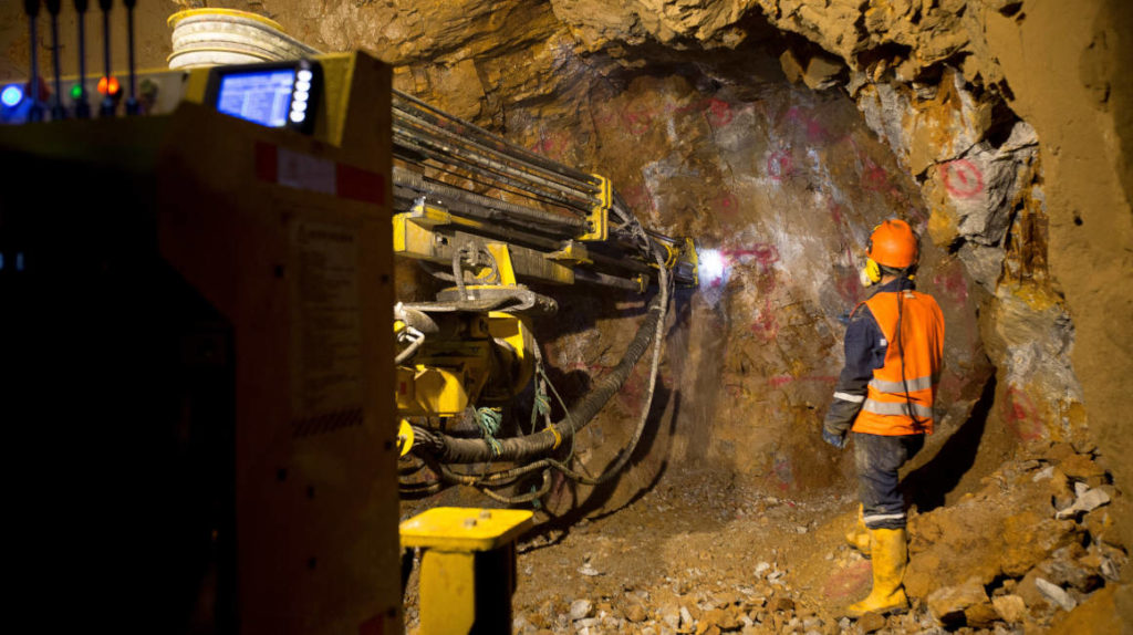 Minería, una más que disputada opción para reactivar la economía en Ecuador