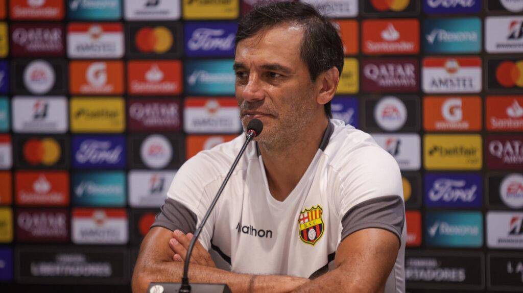 Bustos se molesta con periodista por una pregunta sobre el 'Kitu' Díaz, luego de la derrota de Barcelona ante Cerro Porteño