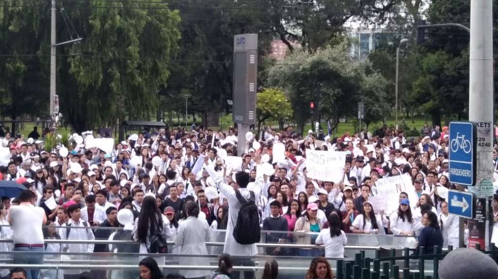 Futuros médicos siguen protestando por pagos