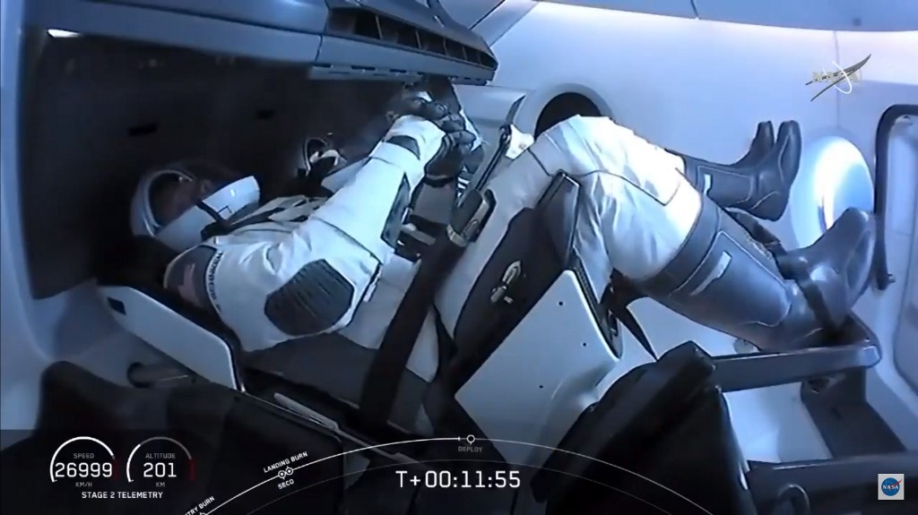 Cápsula de SpaceX con dos astronautas se acopla a la Estación Espacial Internacional