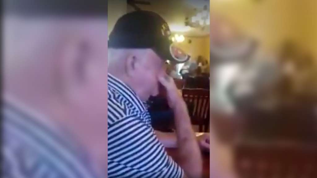 El conmovedor canto para un anciano desahuciado