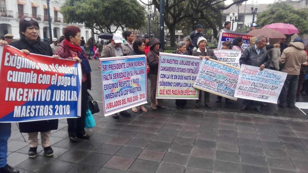 Maestros jubilados retoman huelga de hambre