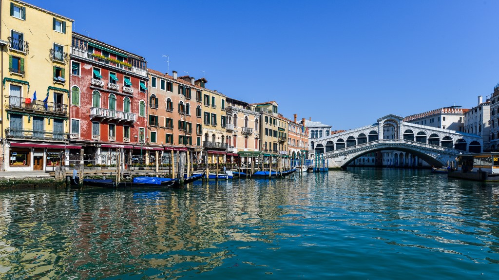 Imágenes de los canales de Venecia cristalinos asombran a los italianos