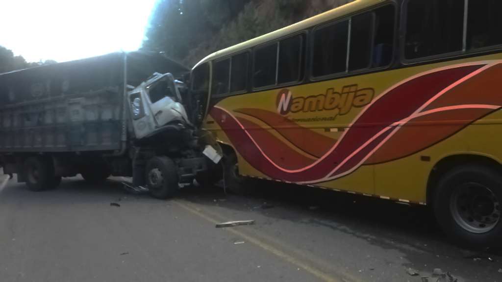 Accidente en vía Loja – Catamayo deja un muerto y más de una docena de heridos