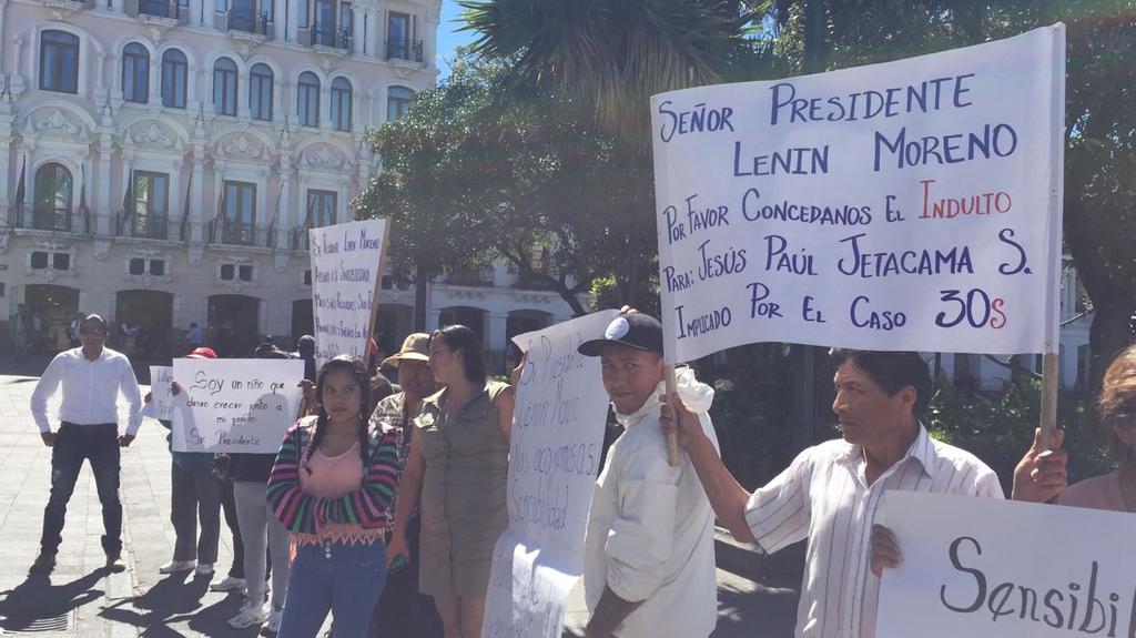 Familiares de sentenciados en caso 30-S entregan pedido de indulto presidencial