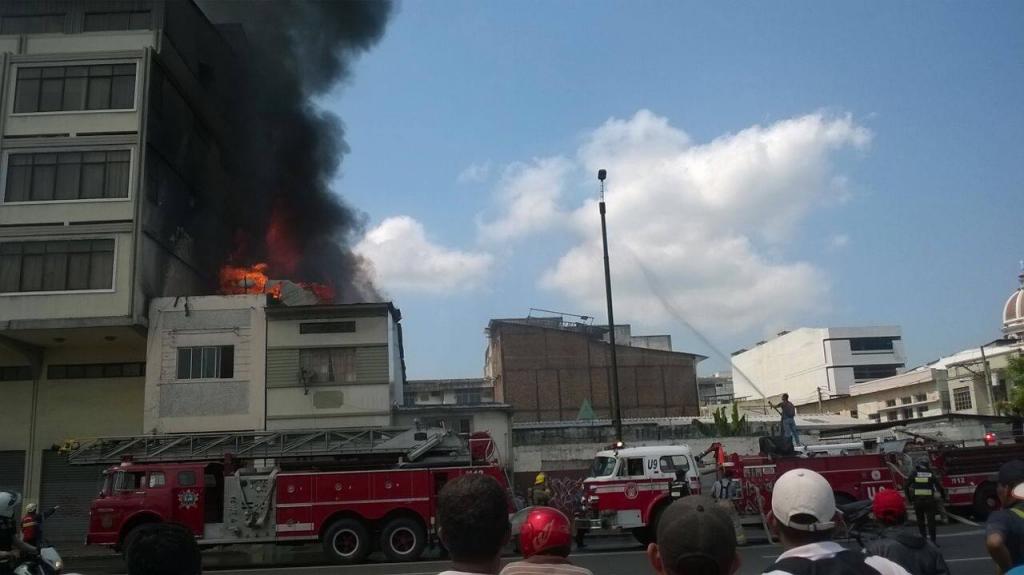 Incendio en el centro de Guayaquil fue atendido y controlado