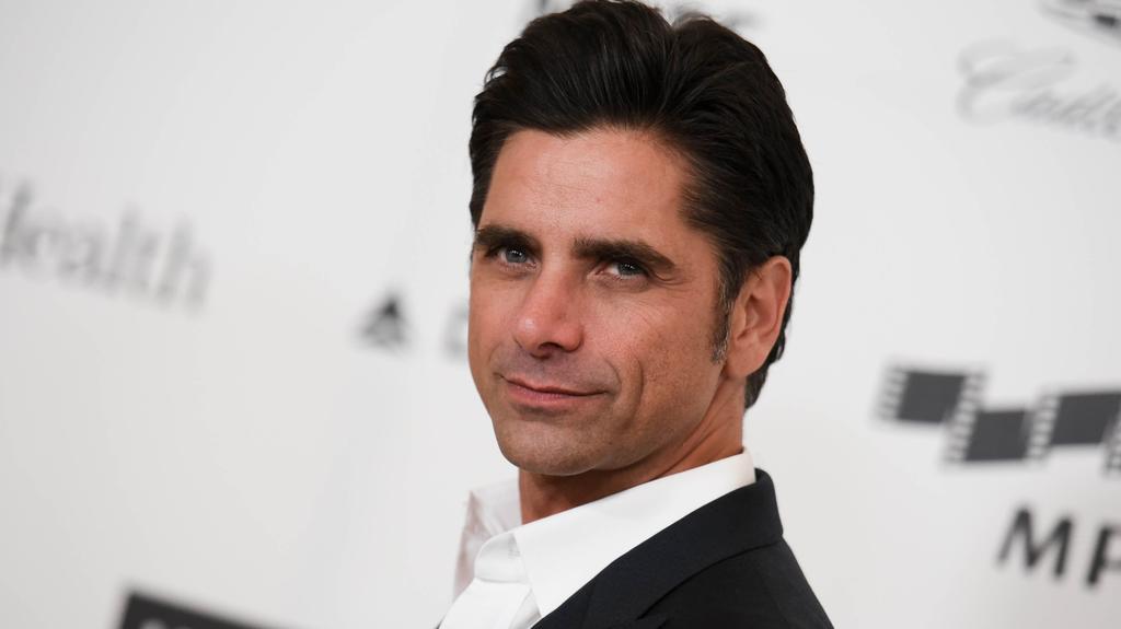 John Stamos celebró &#039;al natural&#039; su cumpleaños 54