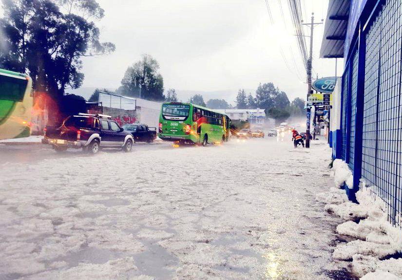 Imagen de granizo acumulado en una vía del suroriente de Quito.
