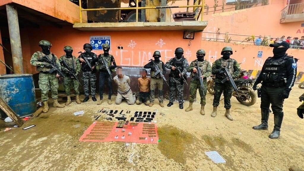 Dos integrantes de Los Lobos fueron capturados tras enfrentamiento armado con militares en Camilo Ponce Enríquez