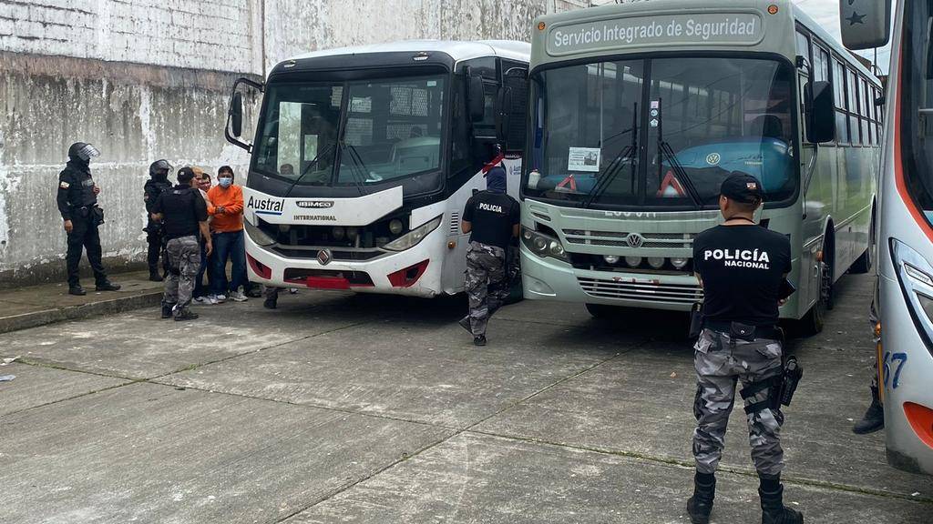 153 reos fueron trasladados desde la cárcel de Santo Domingo a otras provincias