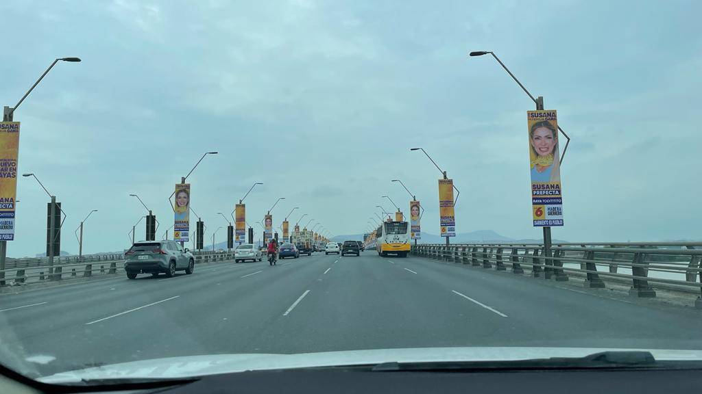 Carteles con propaganda política colgados en el Puente de la Unidad Nacional, pese a orden de retiro