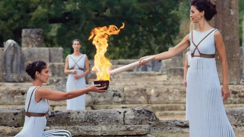 Sin público por el coronavirus, se encendió la llama olímpica