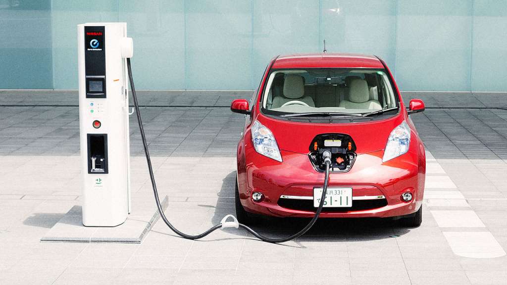 Gobierno busca reducir contaminación con autos eléctricos