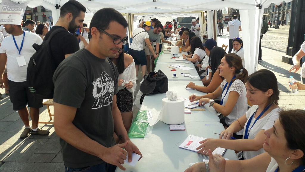 Opositores venezolanos votan en consulta simbólica contra Maduro en Madrid