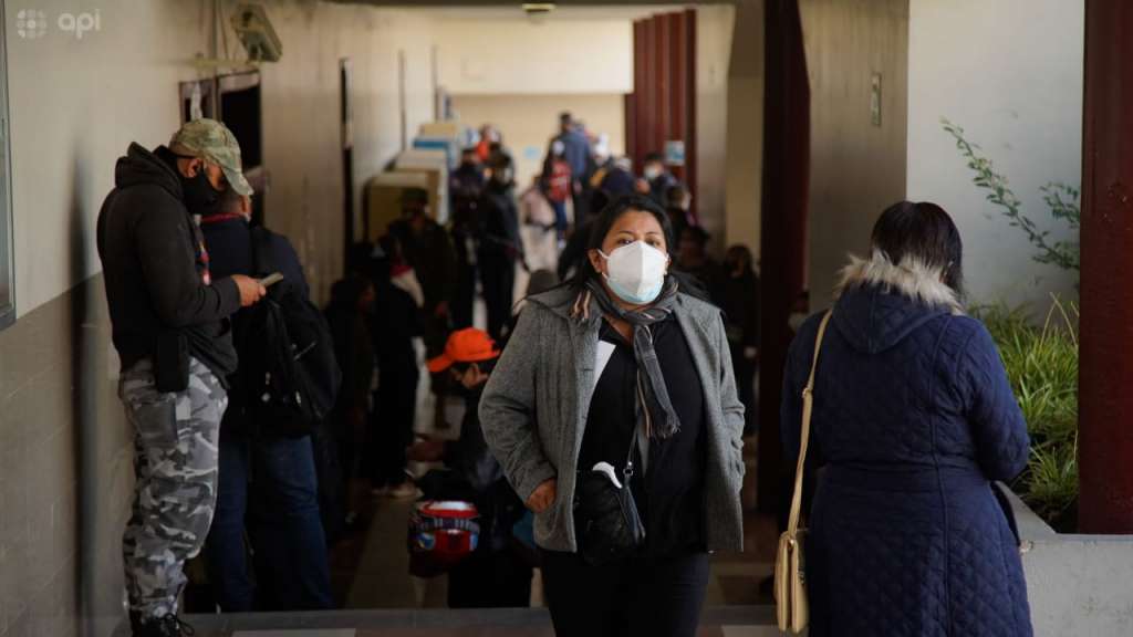 Largas filas de personas en recintos electorales del país