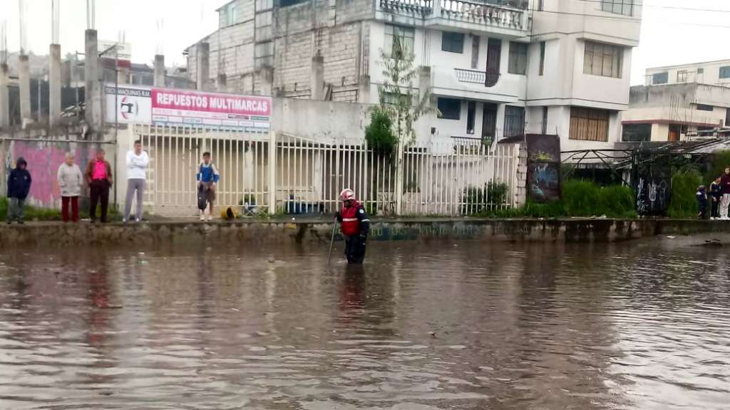 Un colector colapsó por las lluvias en el sur de Quito