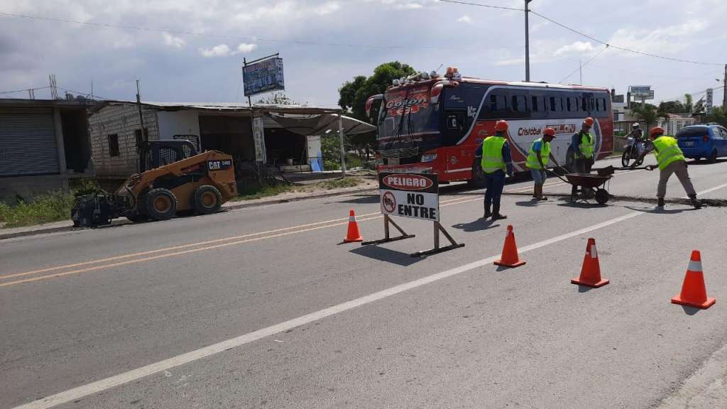 Petroecuador invertirá 10 millones dólares en carreteras de Esmeraldas