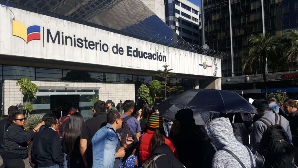 Servidores del ministerio de Educación mantienen medida