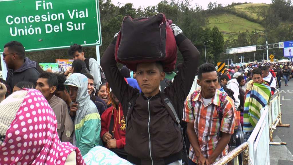 Decenas de venezolanos no logran ingresar a Ecuador