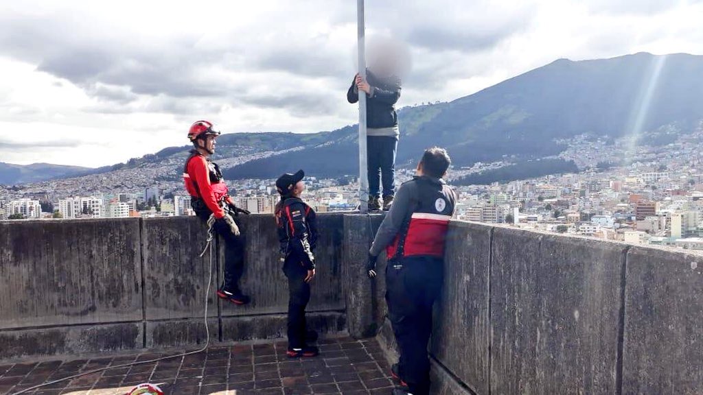 Joven se salva de morir de una terraza en Quito