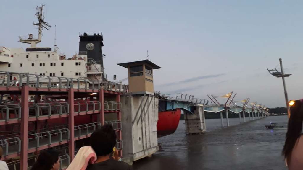 Barco choca contra puente peatonal Durán - Isla Santay